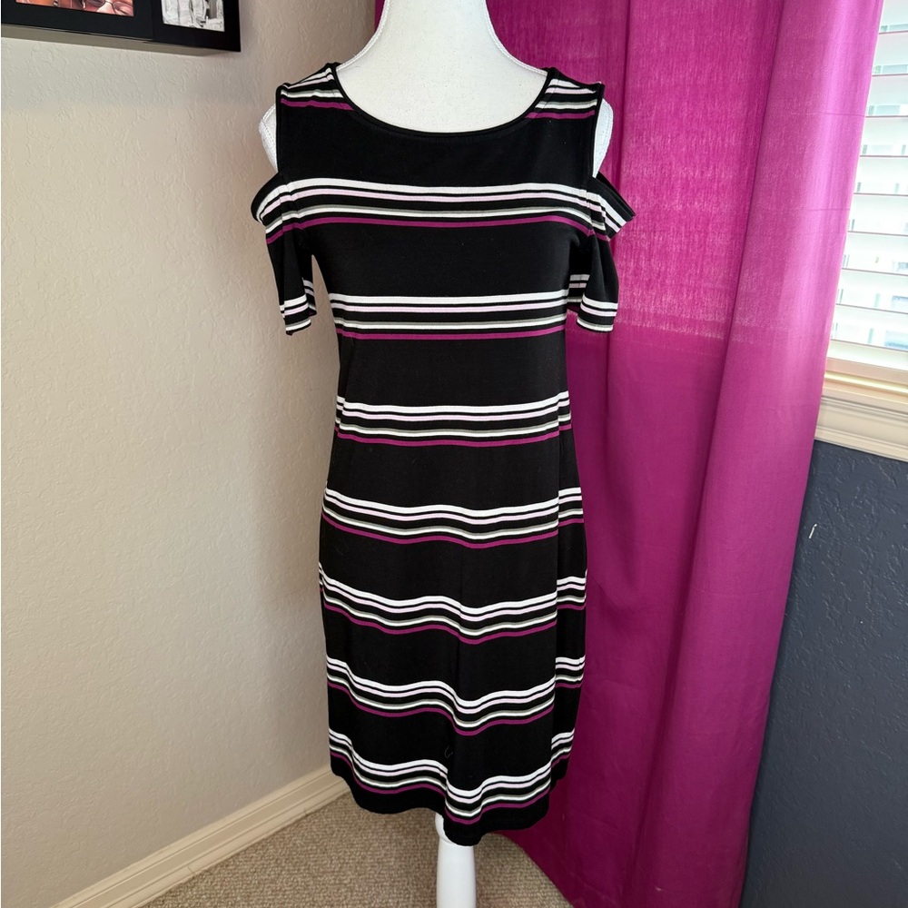 💃🏼💃🏼💃🏼 White House Black Market sheath dress. Size XS. EUC. Cold shoulder sleev…